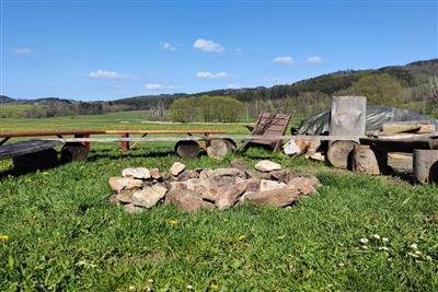 Ohniště s posezením na louce